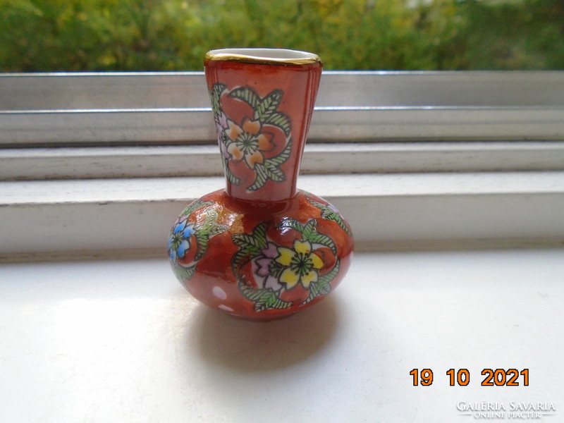 Kézzel festett színes virágmintákkal kis vaspiros kínai váza