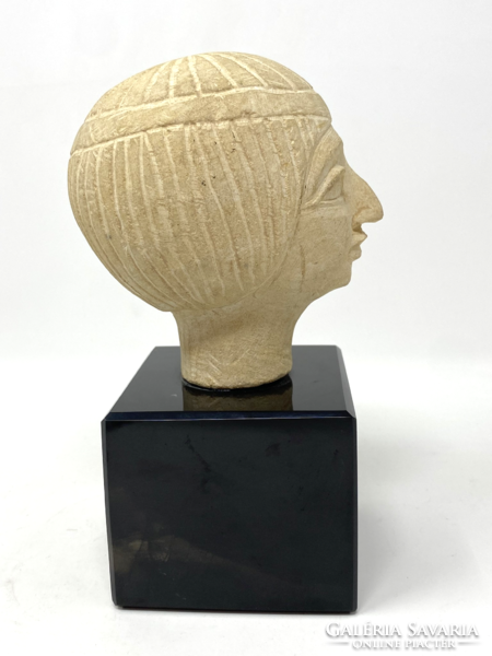 Egyiptomi fejet ábrázoló kerámia szobor üveg talapzaton - CZ