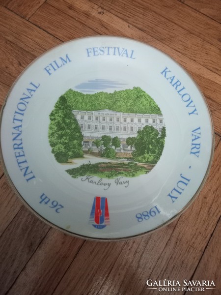 Különlegesség számozott jelzett Erlag emlék tányér a 26. Nemzetközi film fesztiválról Karlovy Vary