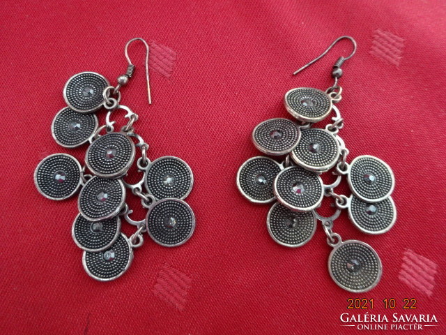 Jewelry earrings, consisting of 9 metal-like rings with a diameter of 1.2 cm and a length of 7.5 cm. He has!