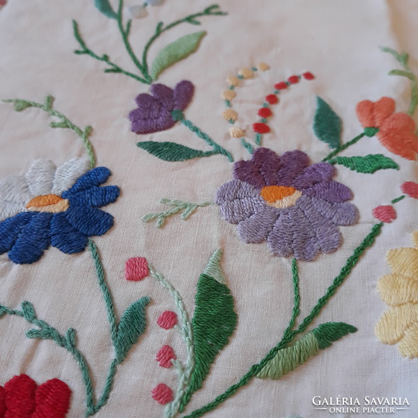 Kézimunka – kézzel hímzett terítő, asztalközép: virágmintás