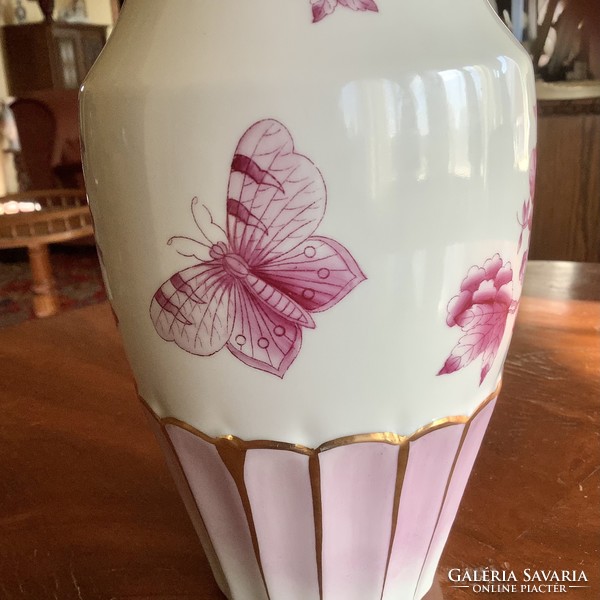 . Herend porcelain Victorian pur pur vase from the 50's, flawless