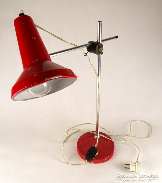 1G426 retro red desk with metal lamp