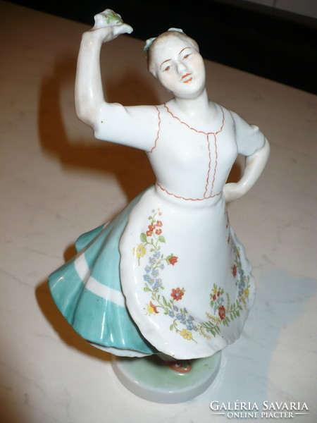 Zsolnay táncos lány népviseletben