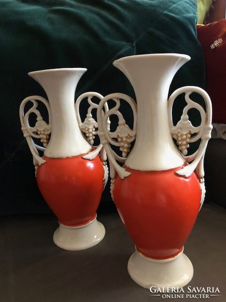 Porcelán váza pár, XIX.sz. cseh, kézzelfestett, aranyozott, 30 cm magas.