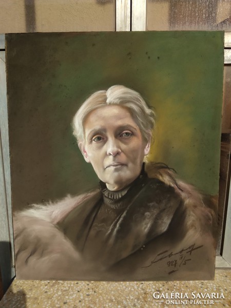 Portrait of elderly lady