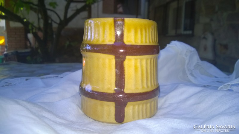 Ceramic honey jar with honey drip