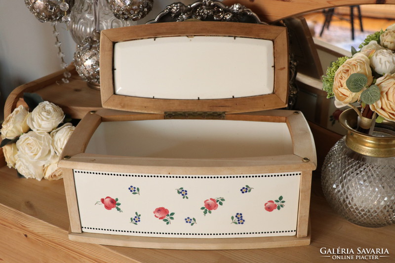 Bread and cake box with antique faience insert