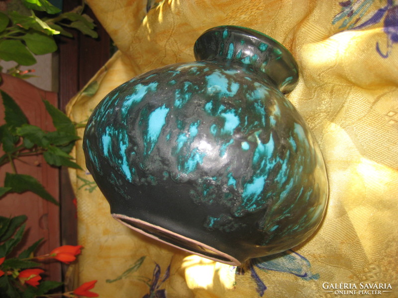 Retro váza   ,  jelzett  , a hatvanas évekből  , 15  x 15  cm