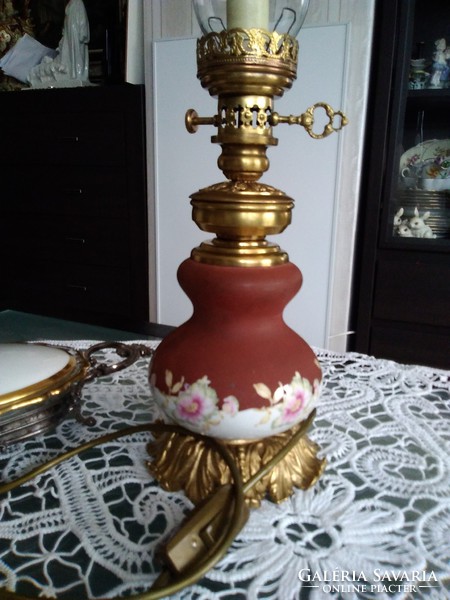 Asztali lámpa porcelán testtel, réz szerelékkel petróleum lámpa stílusában!