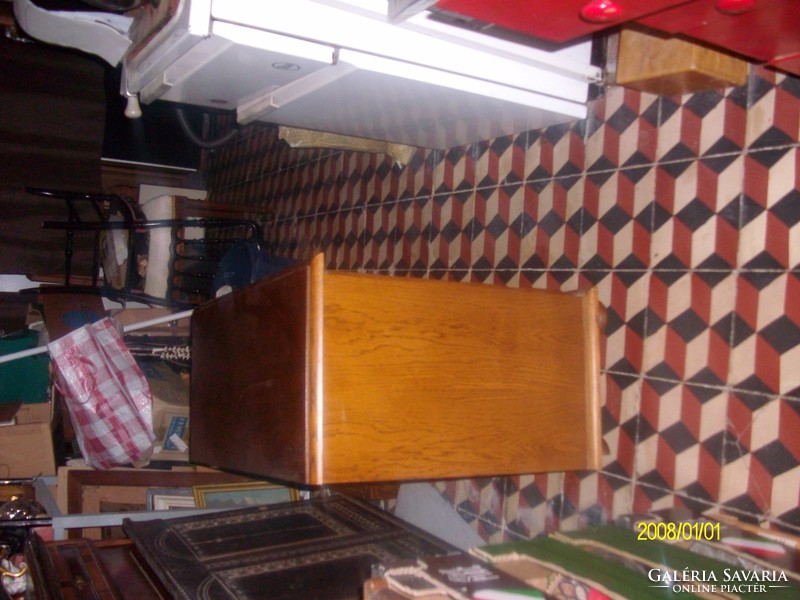 Small chest of drawers / 15000ft /