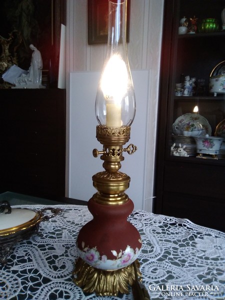 Asztali lámpa porcelán testtel, réz szerelékkel petróleum lámpa stílusában!