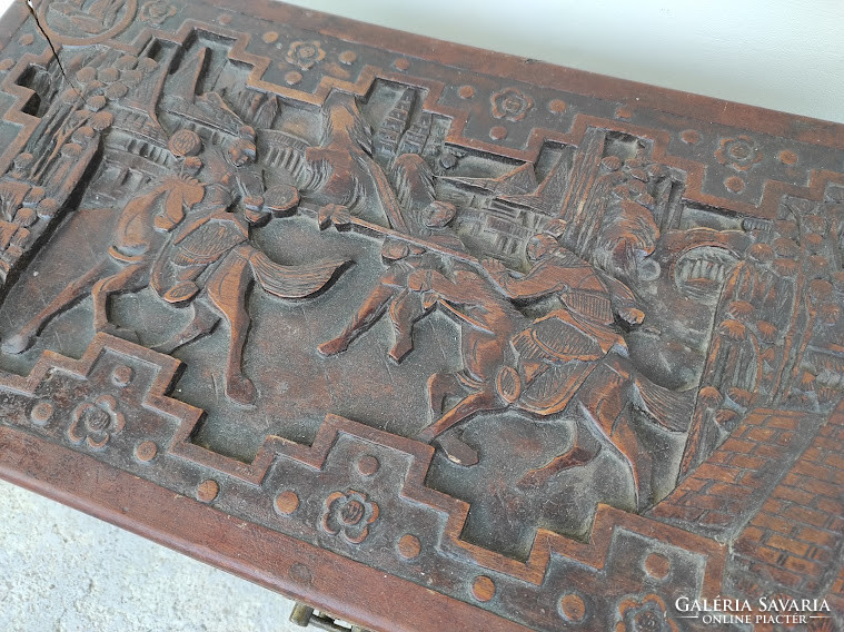 Antik kínai dúsan faragott barna fa keményfa láda lovas harci jelenettel ládafiával ázsia