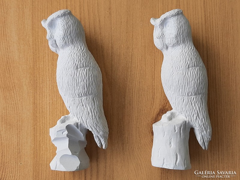 Owl representation on rock and logs (2 plaster sculptures. Gift, ornament, 13.5 cm)