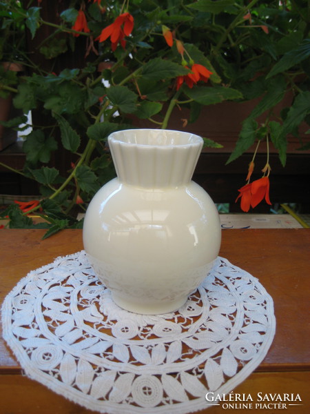 Zsolnay fehér váza  13 cm , nem jelzett