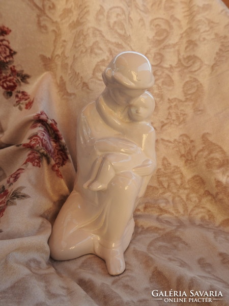 Anya gyermekével - jelzett porcelán kisplasztika szobor