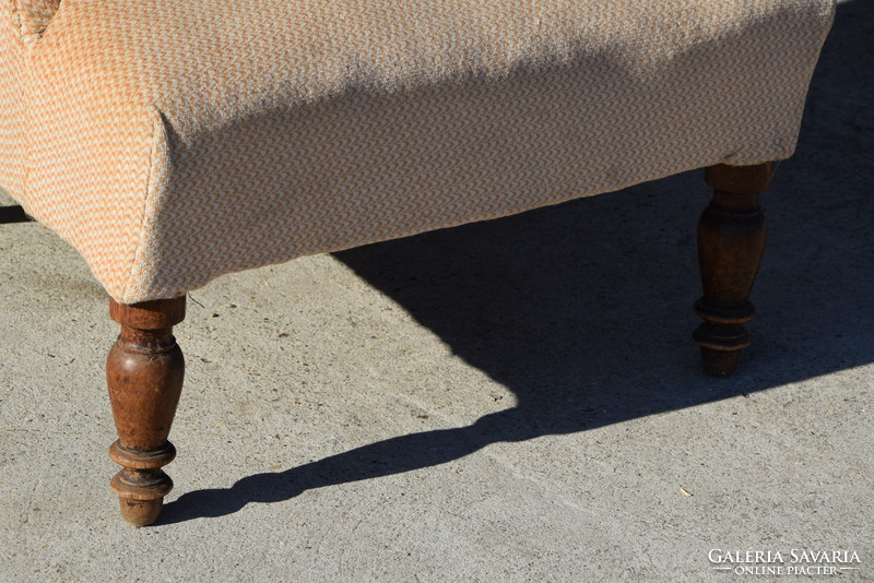 Fotel fa esztergált lábakkal