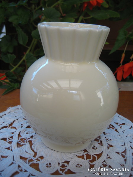 Zsolnay fehér váza  13 cm , nem jelzett
