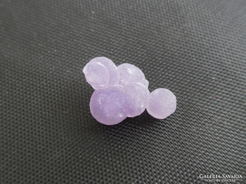 Gömbös lila Kvarc kristályok alkotta természetes ásvány. (Szőlő achát).