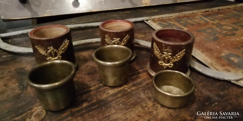 Small wooden cups, ashtray from the end of the 19th century, small glasses with coats of arms