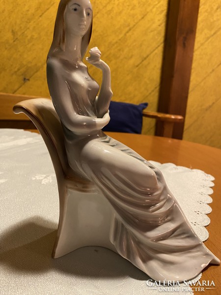 Zsolnay porcelán hölgy