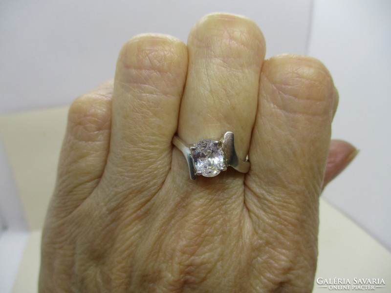 Különleges ezüstgyűrű brill csiszolású kristállyal