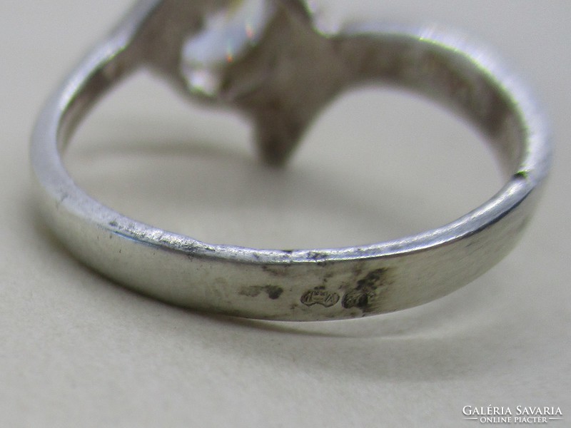 Különleges ezüstgyűrű brill csiszolású kristállyal
