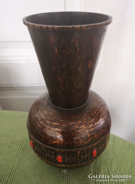 Vase of a bronze craftsman in the style of a camel margit