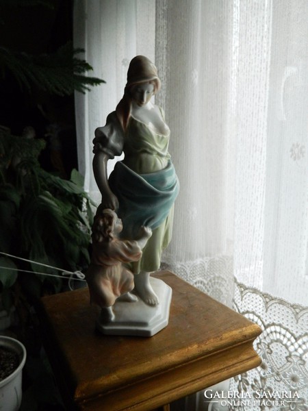 Herendi porcelán: Anya gyermekével - monumentális darab
