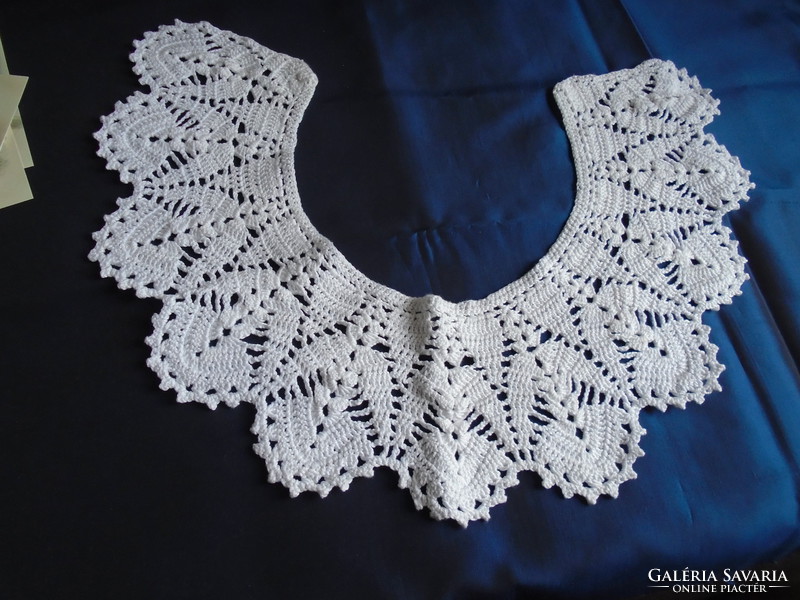 Crochet collar 53 x 12 cm.