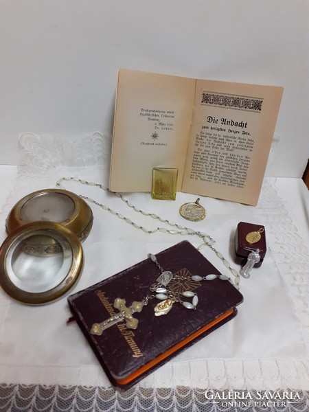 Régi német keresztény hagyaték  imakönyv csiszolt üveg tetejű szelence benne ereklyékkel kis terítőn