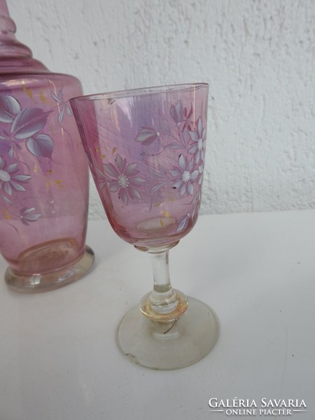 Biedermeier daisy-painted pink wine butelia with two glasses