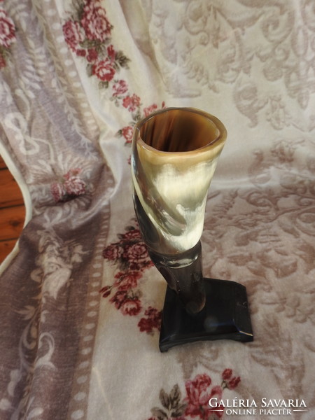 Régi bolgár kézzel megmunkált bikaszaruból készült váza