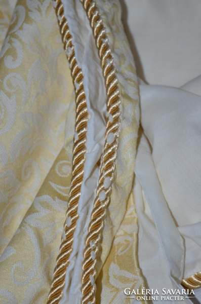 Baroque damask with bed linen and drawstring decoration