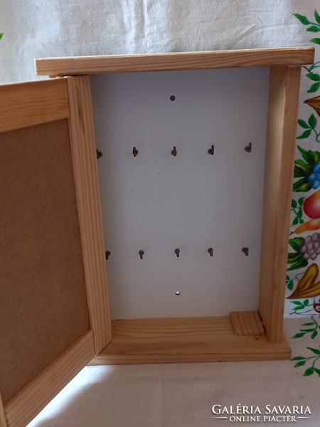 Fali fa kulcstartó - kulcs tároló doboz (gyöngyvirág decoupage technikával lett rá rakva)
