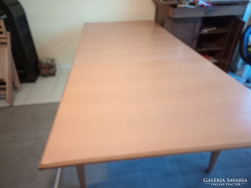 Praktikus bővíthető olasz designer fa asztal
