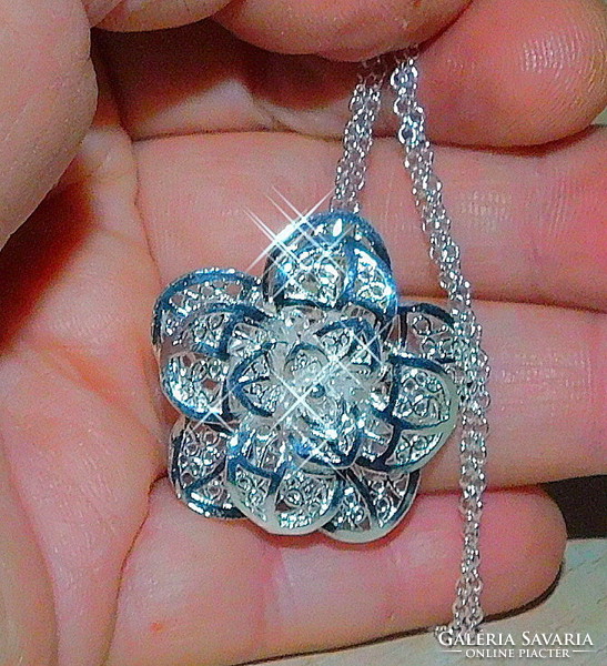 White gold gold filled necklace with laced 3 d roses