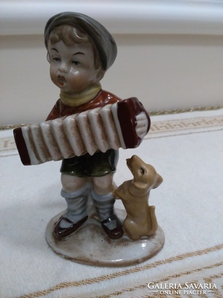 Bertram is a little boy with a harmonica from 1935