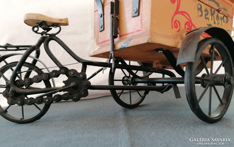 Régi kovácsoltvas szállító tricikli