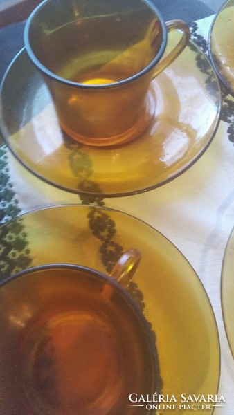 Borostyán színű pohár 4 darab  tányérral