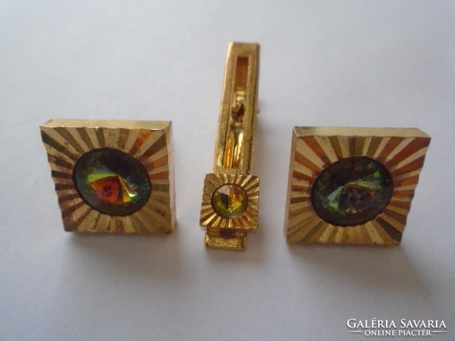 Thickly gilded cufflinks and tie pins are a very serious set of 32 grams