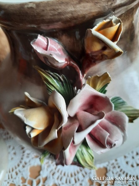 Royal CP Italy porcelánfajansz teás kanna, plasztikus virág díszítéssel, XX.szd második fele