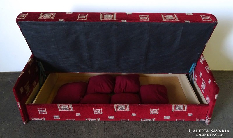 1G683 burgundy couch with bedding 188 x 85 cm