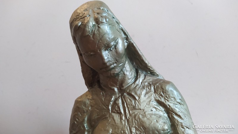 40 cm-es jelzett gipsz szobor
