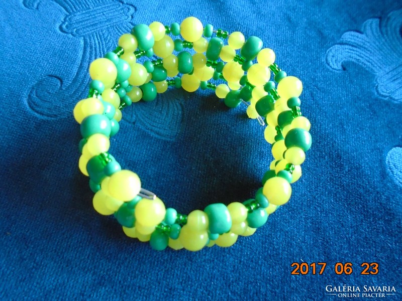 Zöld és sárga gyöngyökből fűzött 5 soros karperec