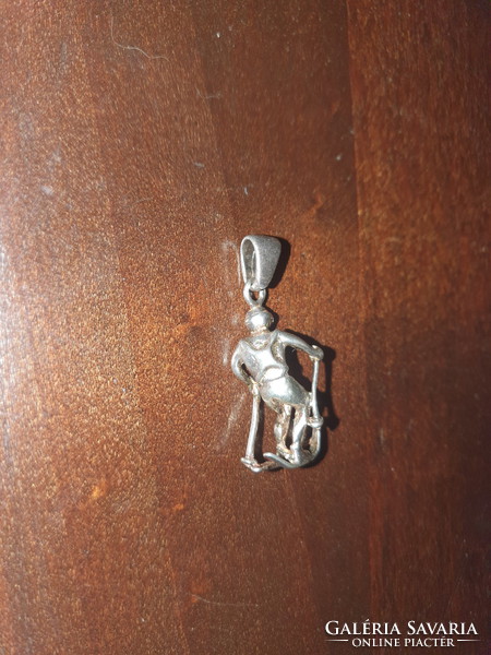 Marked 925 silver skiing pendant
