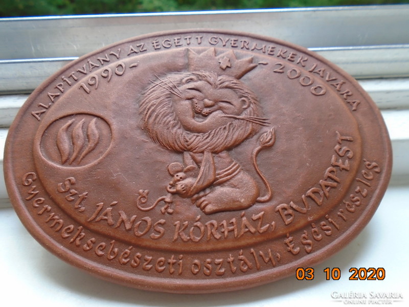 Ceramic plaque: 1990-2000 St. John's Hospital Budapest Foundation for the benefit of the burnt child