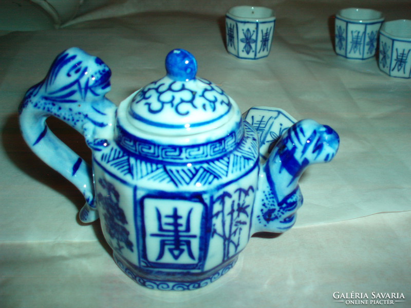 Antik kis kínai porcelán kiöntő 4 pohárral