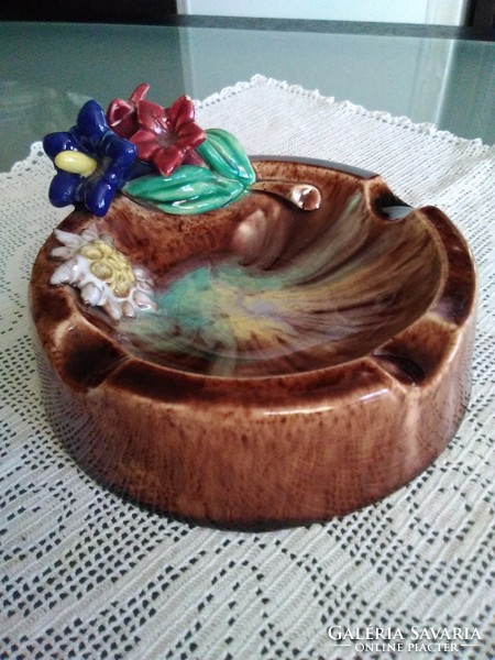 Brown glazed ashtray with hops and a typical bouquet of flowers!