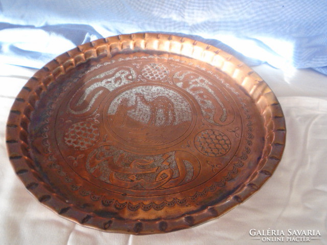 With a 100% hand-engraved oriental motif, a very thick heavy piece right from the beginning of xx.Sz